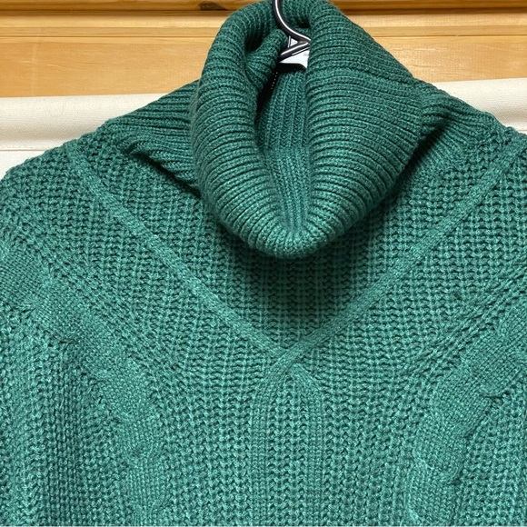 Green Turtleneck Cable Knit Sweater - Picture 3 of 4